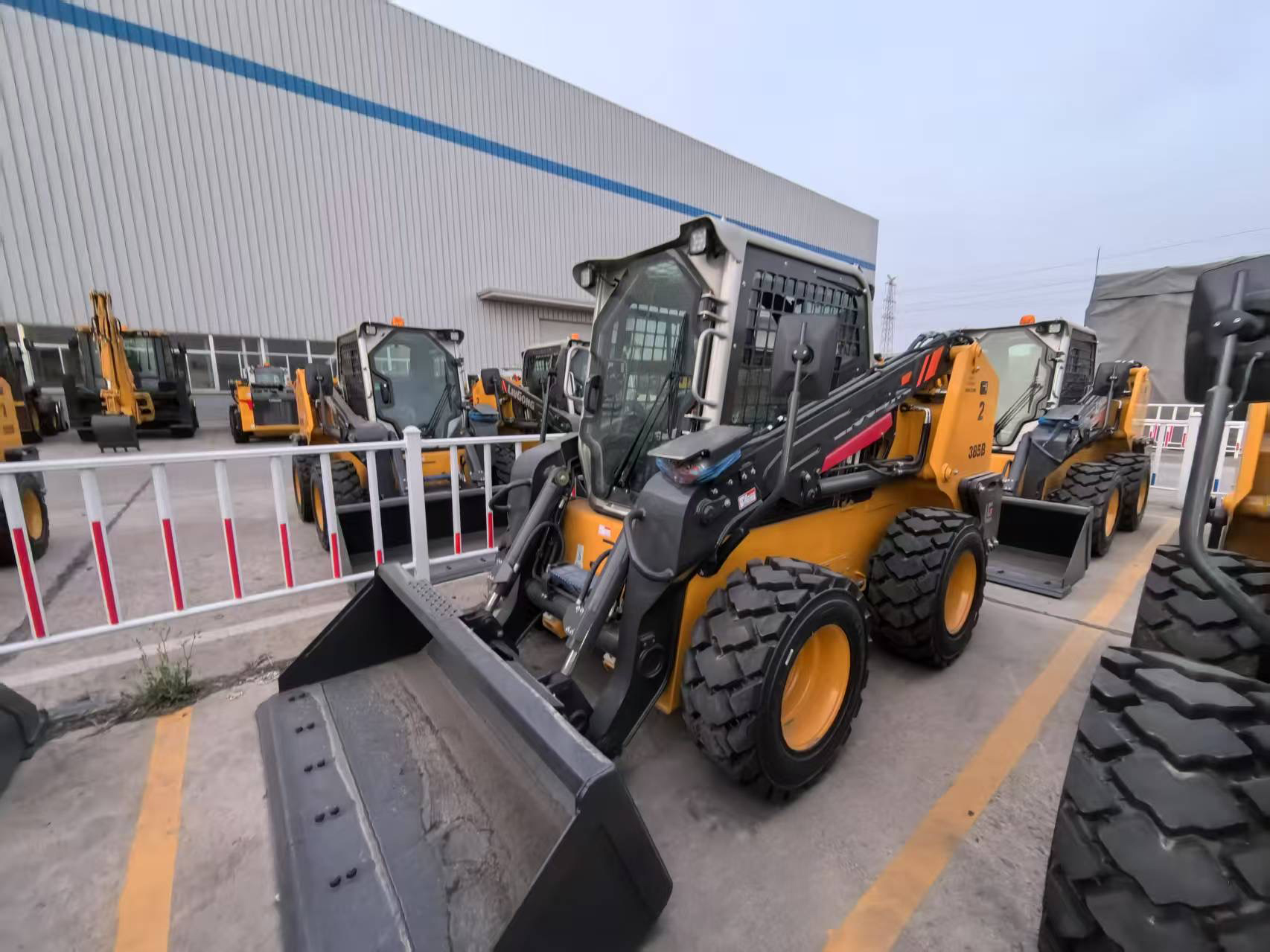 LIUGONG 385B Earthmoving Machinery Skid Steer Loader - 02_83ad50f539618cb5bf31f09254248956.jpg