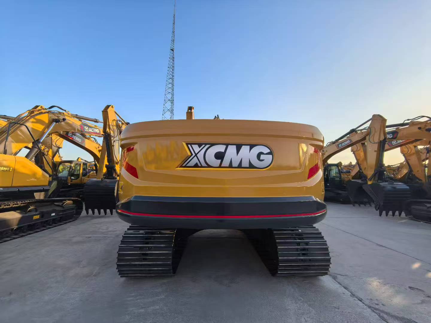XCMG XE215C Earthmoving Machinery Crawler Excavator - 03_6343919cf90d71d3aa557d766e474d1f.jpg