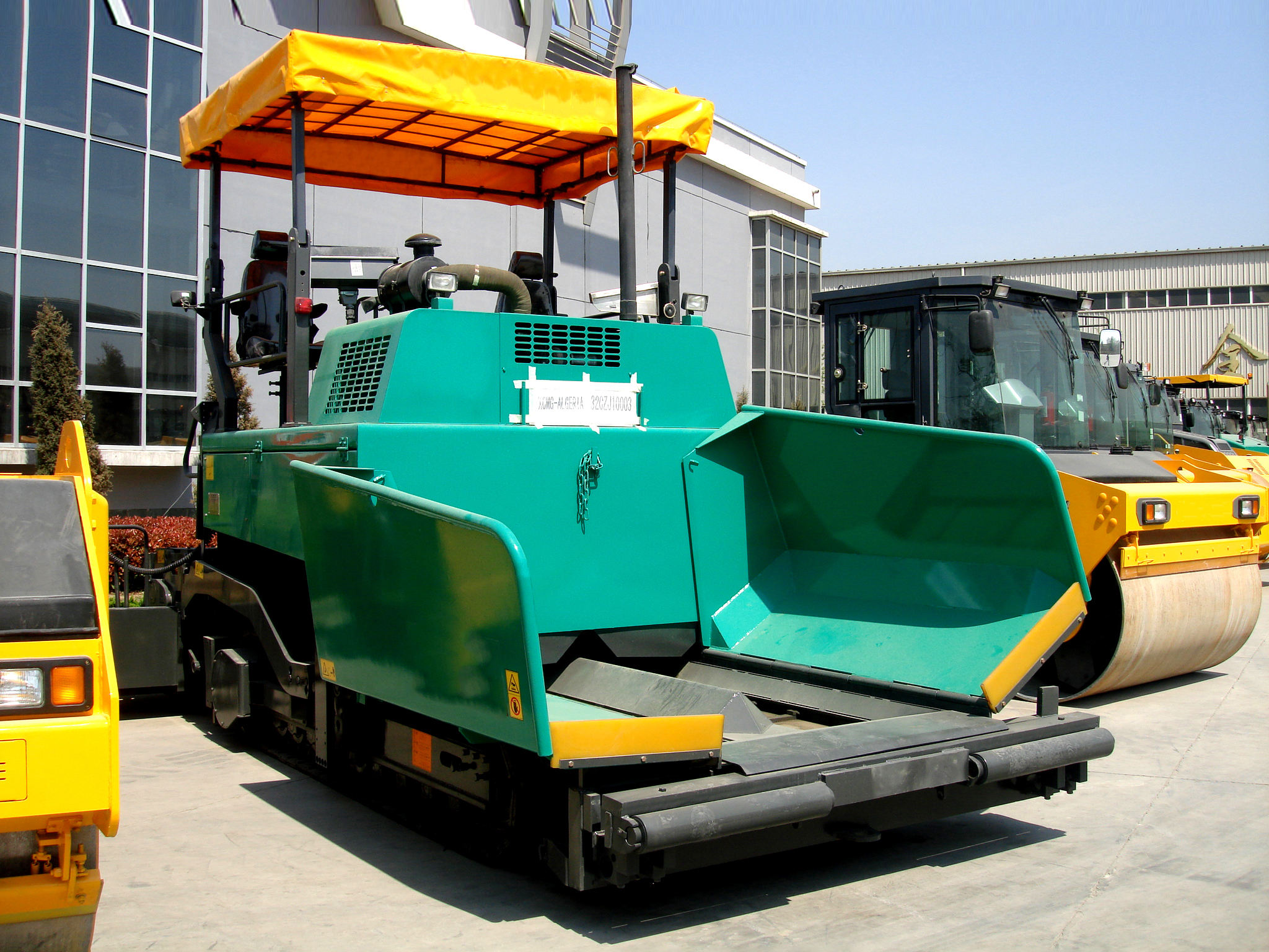 XCMG RP603 Road Construction Machinery Paver - 04_049228066f8738ff89d3d51aeb0f3e1a.jpg