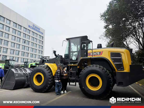 China Client Visited XCMG Factory