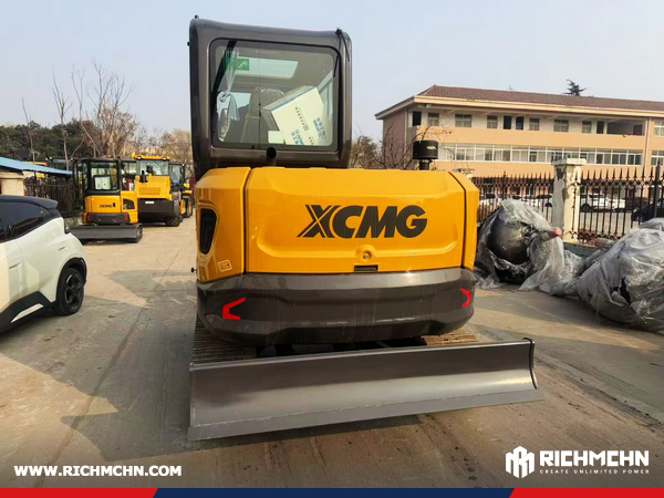 Marshall Islands - 1 Unit XCMG XE60G PRO Crawler Excavator & 1 GR165 Motor Grader