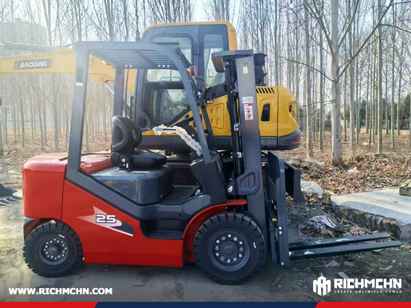 Paraguay - 1 Unit BAODING BD95W Wheel Excavator & 1 HELI CPCD25 Diesel Forklift