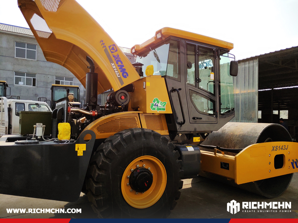 Somalia - 1 Unit XCMG LW500FN Wheel Loader & 1 GR215 Motor Grader & 1 XS143J Road Roller
