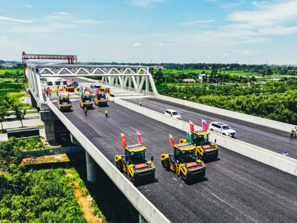 Shuangliu Yangtze River Bridge Opens to Traffic